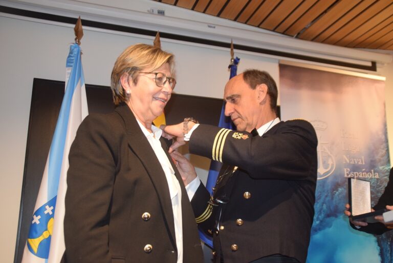 Evento de la Real Liga Naval en Muxía con medallas para Rosa Quintana y Marcos Martínez