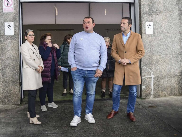 Alfonso Villares visitó las cofradías de Camariñas y Laxe